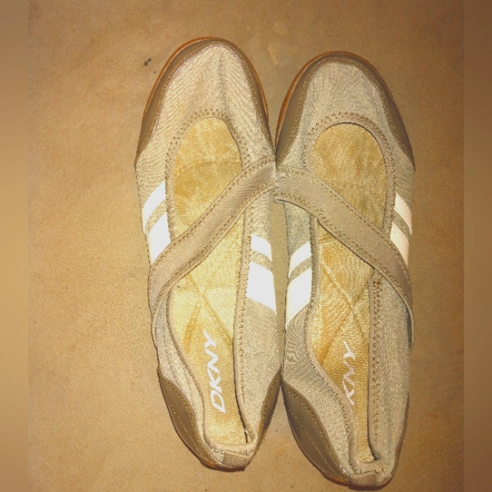 DKNY flats